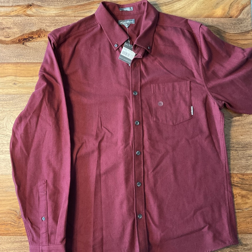 NWT men’s Eddie Bauer cotton flannel long sleeve button up shirt. Size M